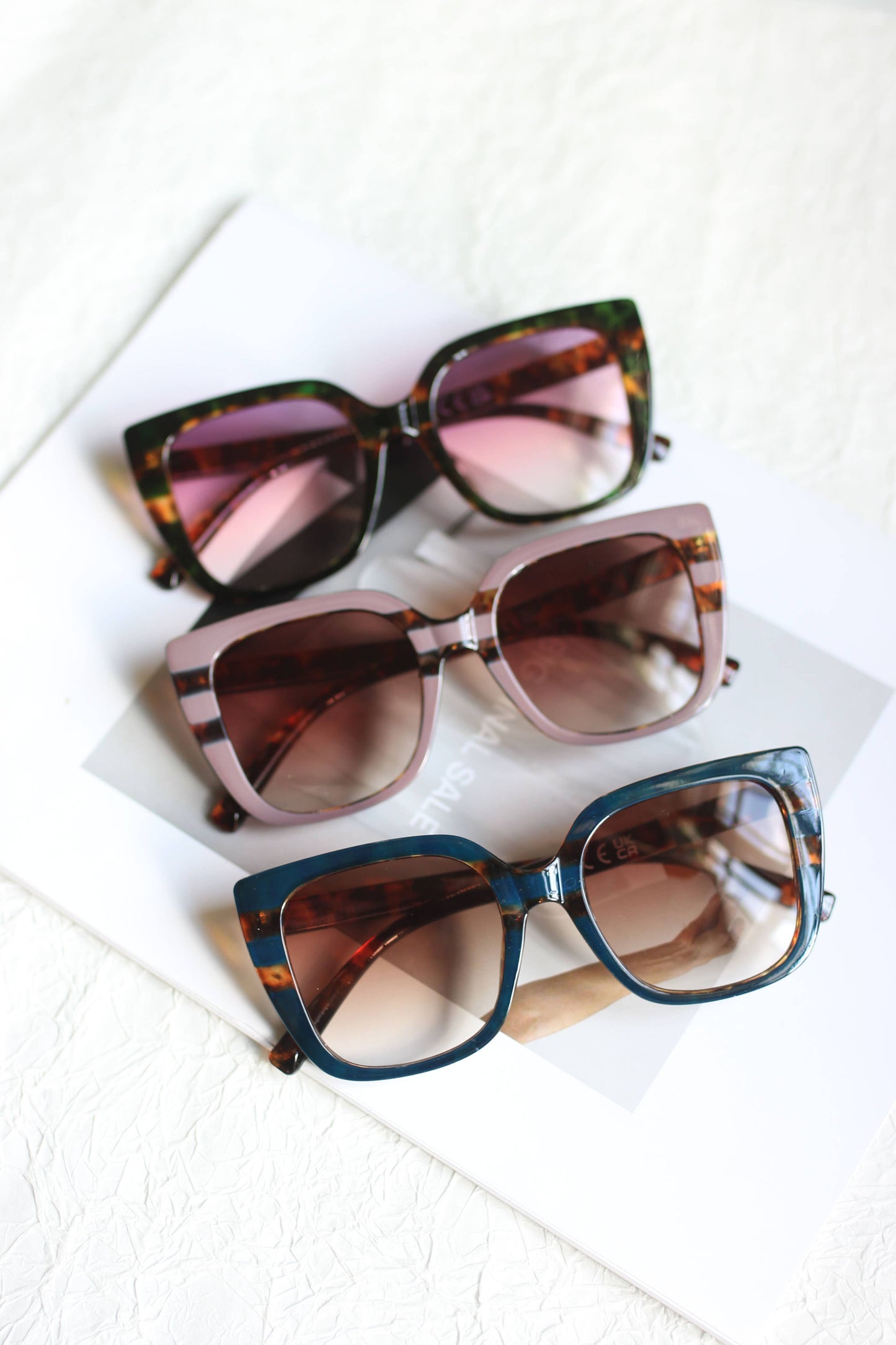 OVERSIZE WINGED DESIGN: Blue Leopard