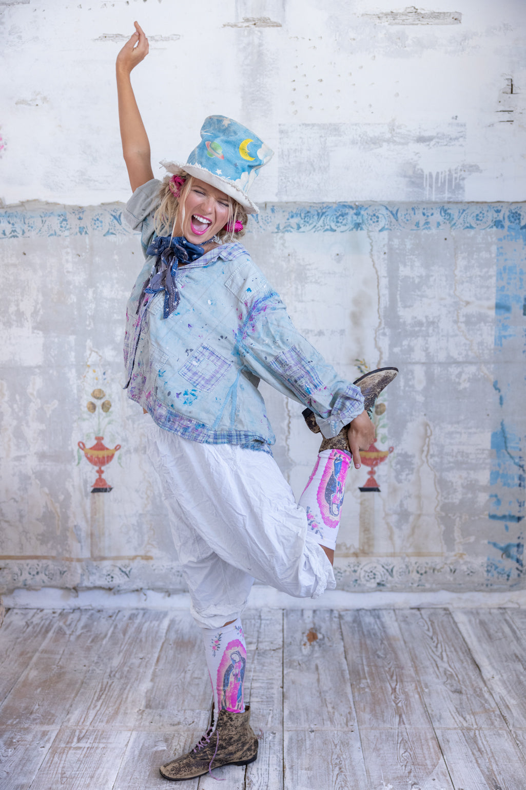 Magnolia Pearl 129 Stargazers Louis Bowtie Jabot