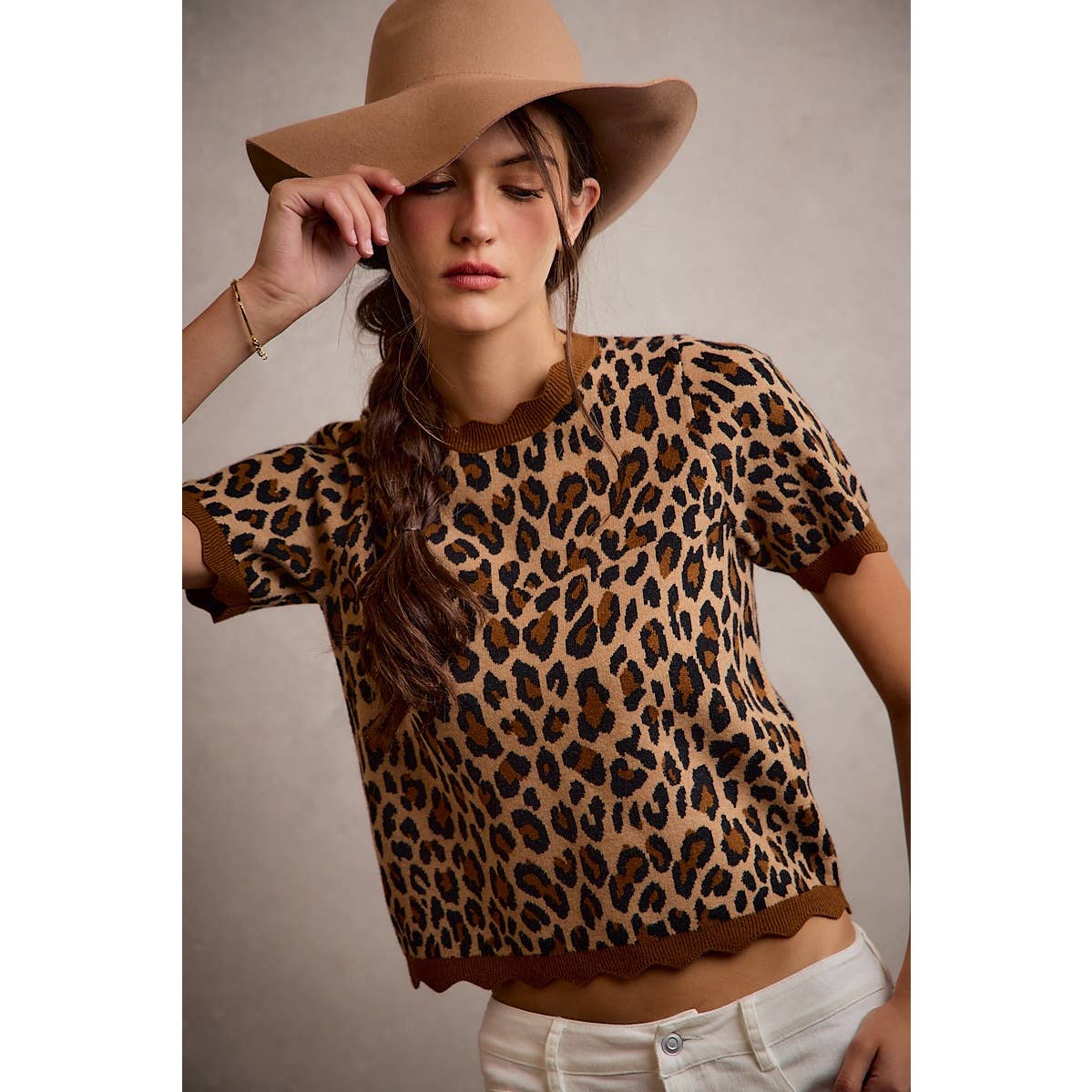 LEOPARD PRINT SHORT SLEEVES SCALLOP RIB KNIT: LEOPARD/BROWN / L