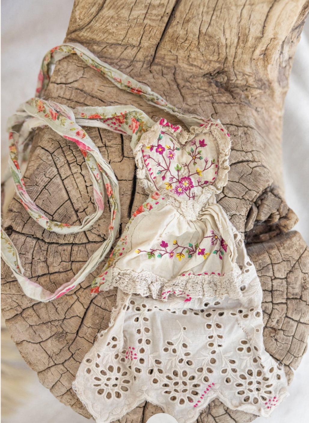 Magnolia Pearl Jabot 121 Le Coeur Jabot