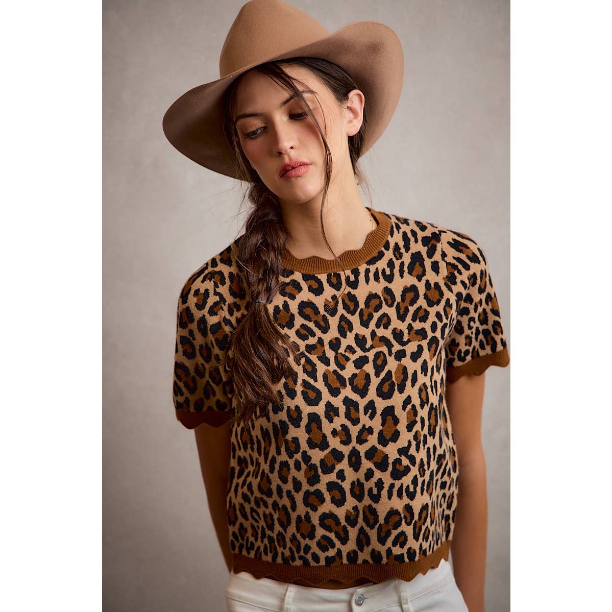LEOPARD PRINT SHORT SLEEVES SCALLOP RIB KNIT: LEOPARD/BROWN / L