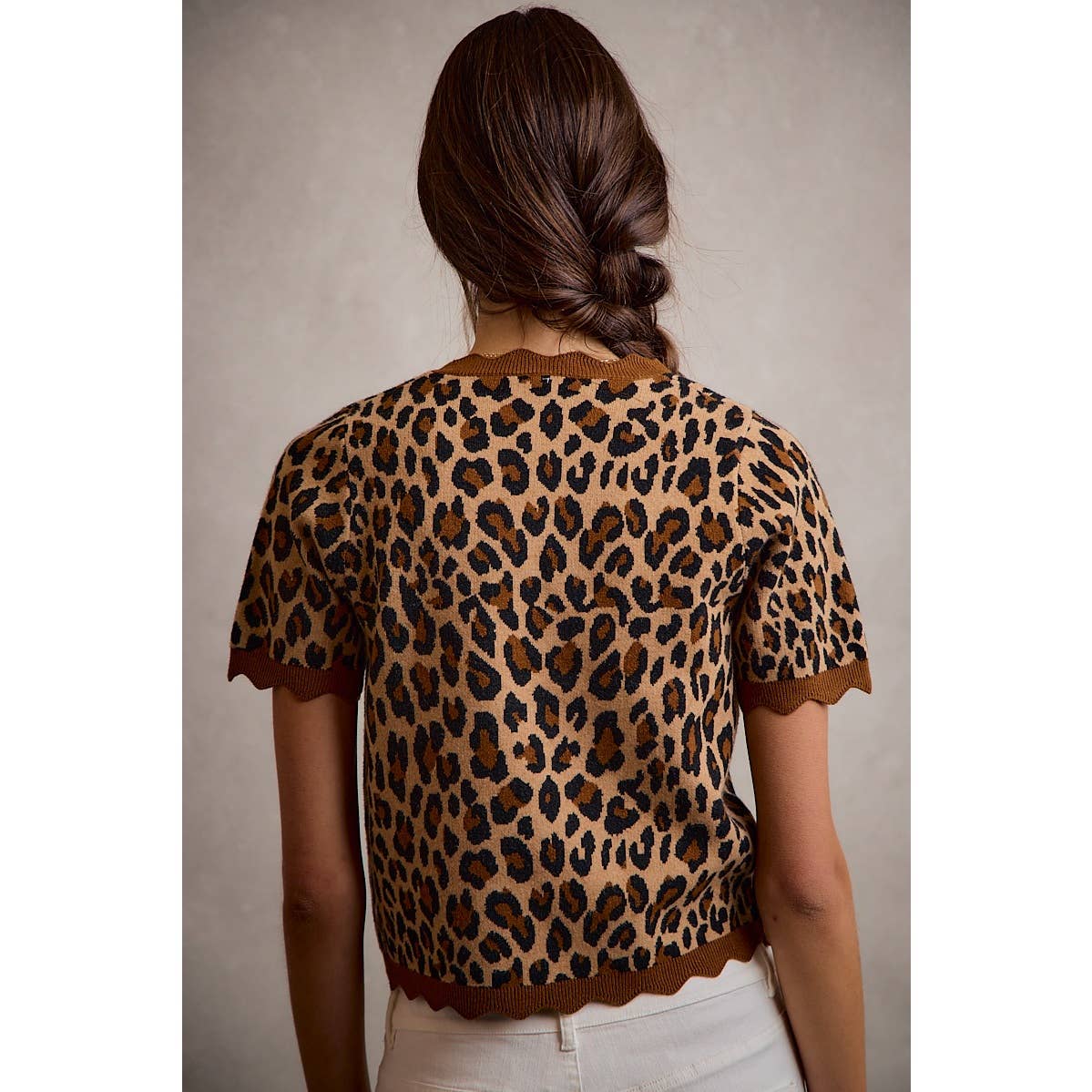 LEOPARD PRINT SHORT SLEEVES SCALLOP RIB KNIT: LEOPARD/BROWN / L