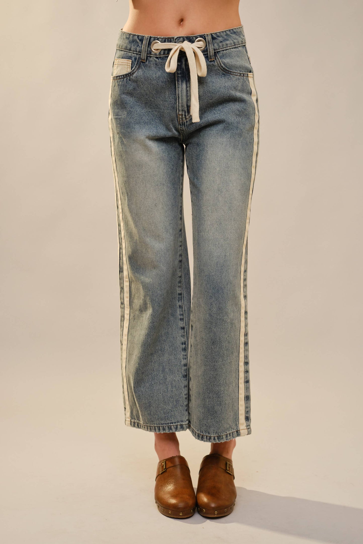 Medium Wash Contrast Panel and Pocket Wide Denim Jeans