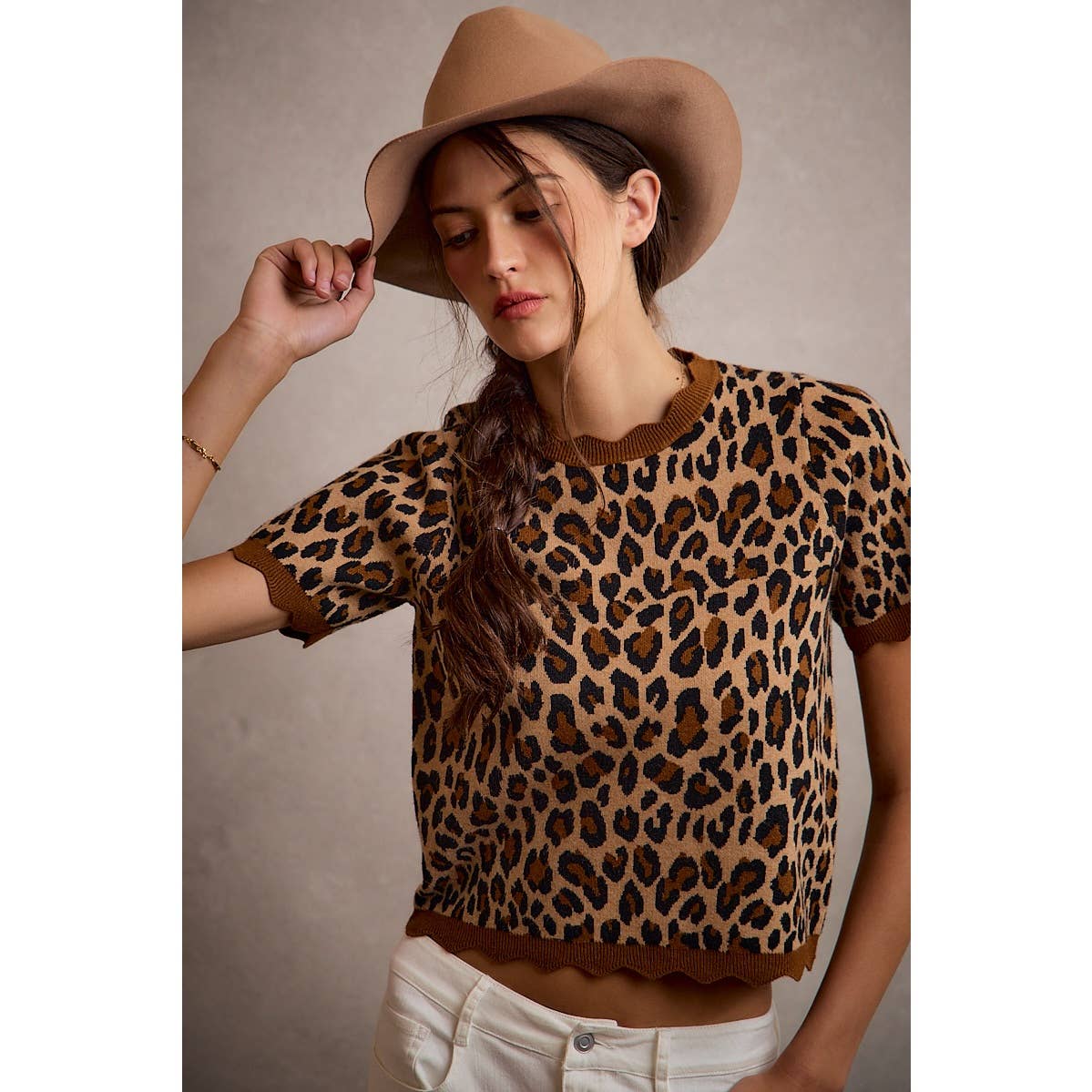 LEOPARD PRINT SHORT SLEEVES SCALLOP RIB KNIT: LEOPARD/BROWN / L