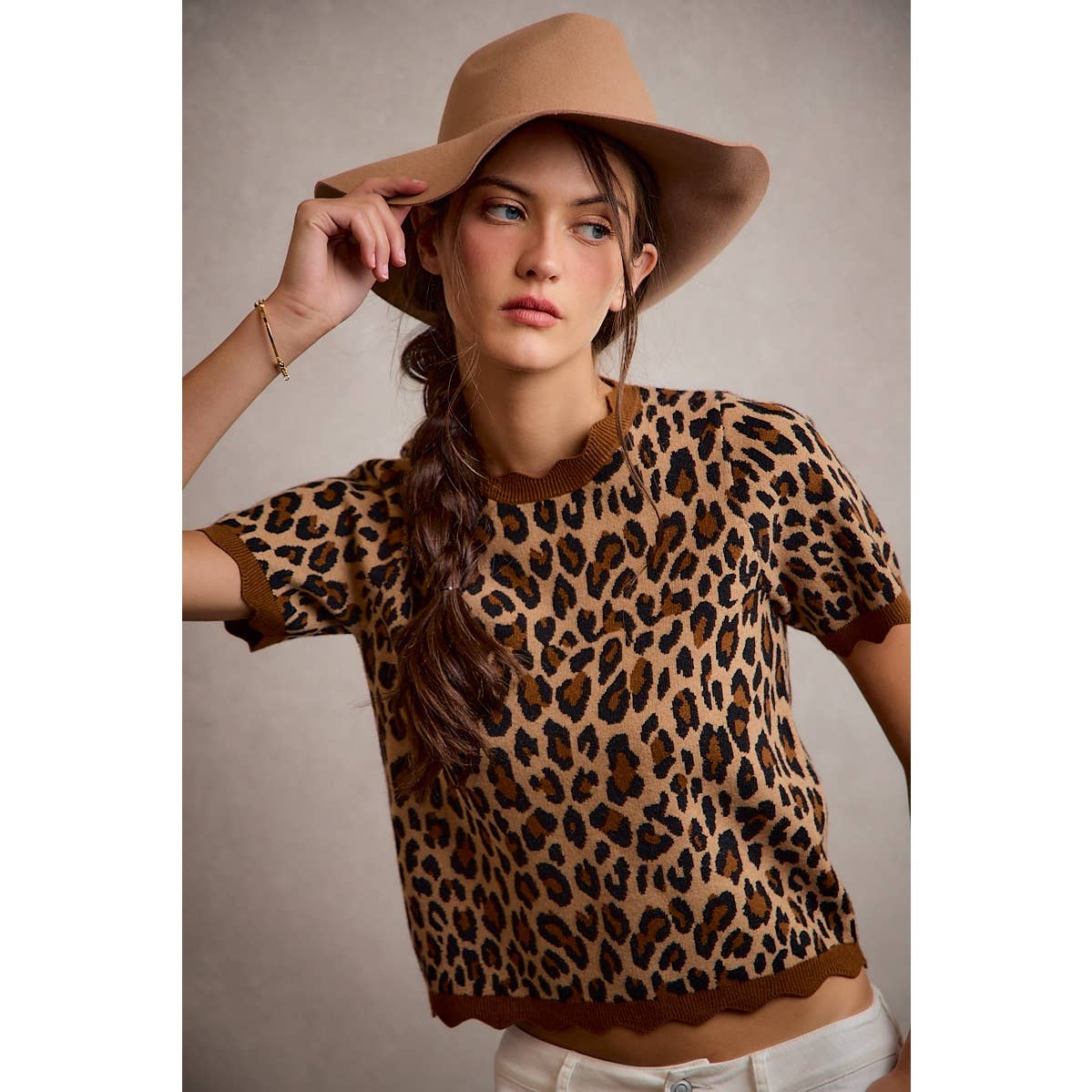 LEOPARD PRINT SHORT SLEEVES SCALLOP RIB KNIT: LEOPARD/BROWN / L
