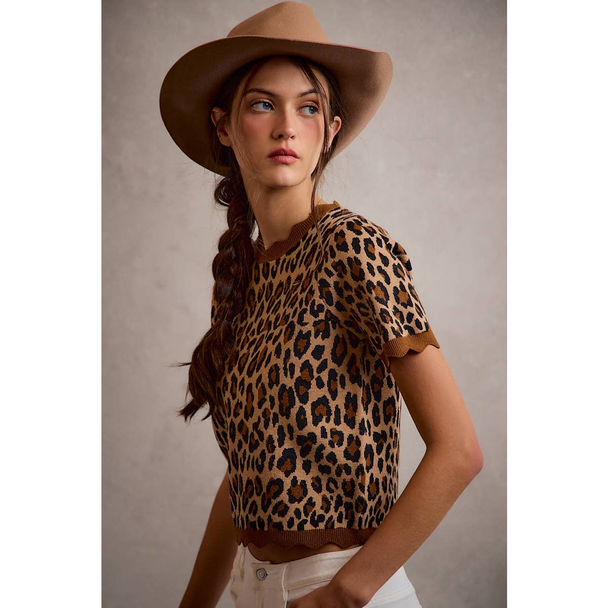 LEOPARD PRINT SHORT SLEEVES SCALLOP RIB KNIT: LEOPARD/BROWN / L