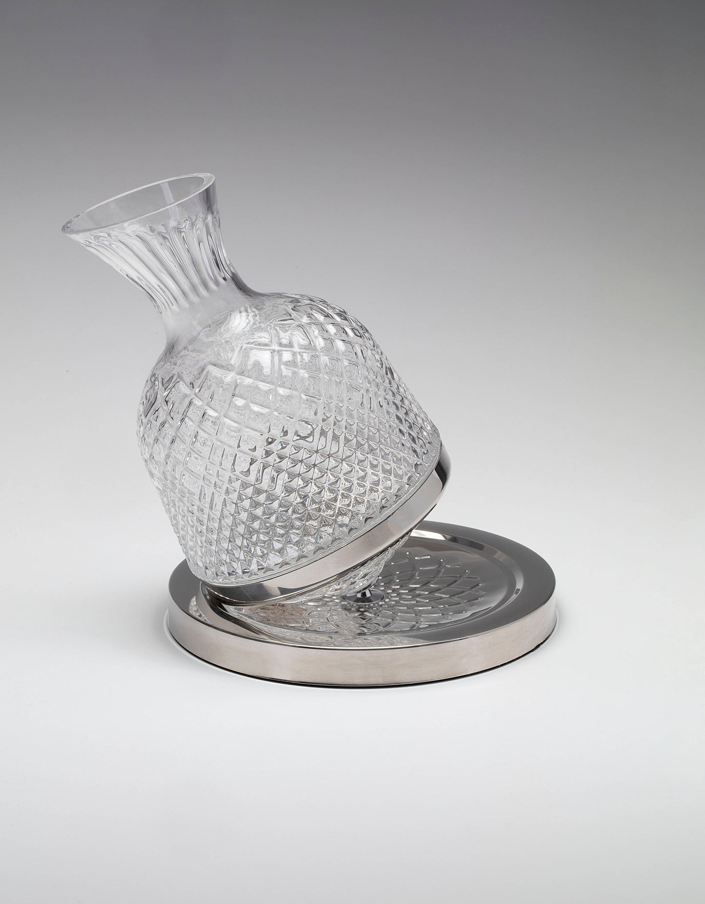Revolving wine or spirits decanter, 350 degree revolution